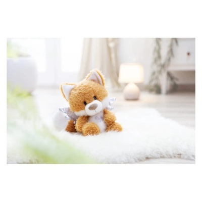 Peluche de raposa laranja com asas prateadas sobre superfície felpuda branca