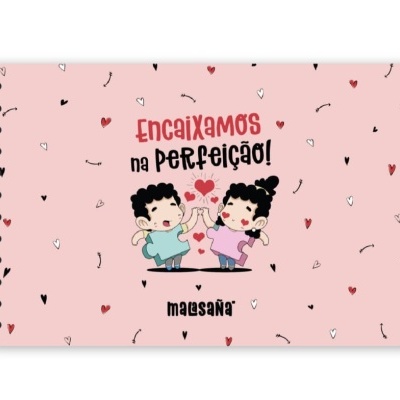 Caderno rosa com desenho de casal e texto em português