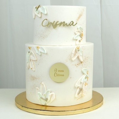 Bolo duas camadas branco com decoração floral e texto Crisma
