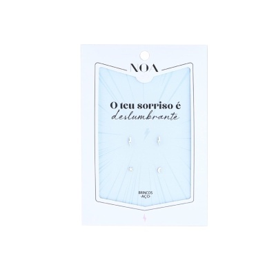 Cartela azul com três pares de brincos pequenos em prata e texto promocional