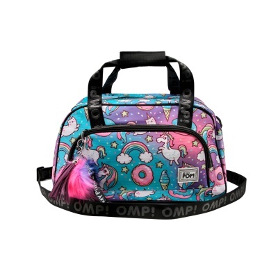 Mala colorida pequena com padrão de unicórnios e elementos de fantasia e alças pretas com texto.