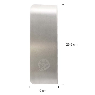 Espátula metálica prateada com texto gravado e medidas indicadas