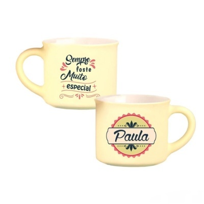 Duas canecas amarelas com textos em português
