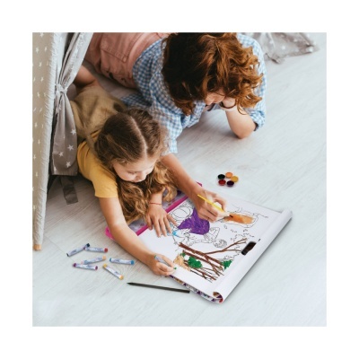 Criança e adulto pintando desenho no chão com material de pintura