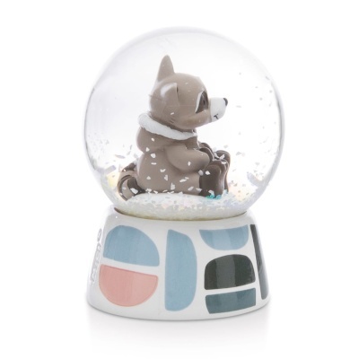 Globo de neve com cão cinzento dentro e base cerâmica com padrões coloridos