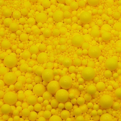 Muitas esferas amarelas de espuma de vários tamanhos agrupadas