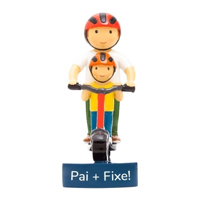 Figura decorativa de pai e filho em scooter com capacetes e base com texto 'Pai + Fixe!'