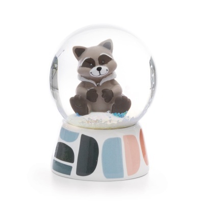 Globo de neve com guaxinim e base colorida