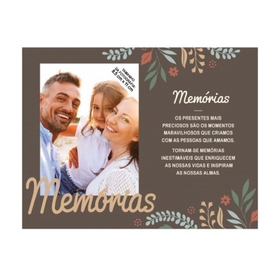 Cartão decorativo castanho com foto e texto inspirador sobre memórias