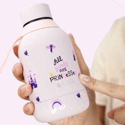 Garrafa térmica rosa com desenhos coloridos e frase em inglês