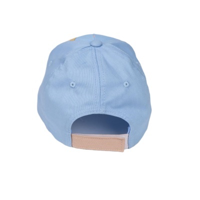 Boné azul claro visto de trás com fecho ajustável cor de areia
