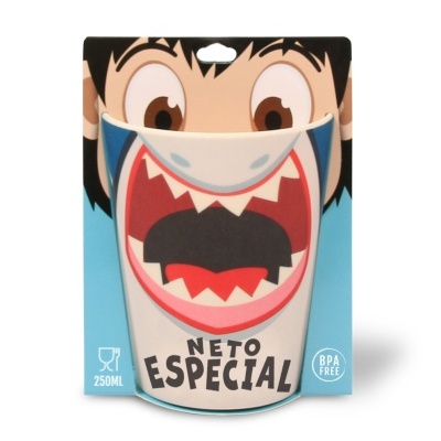 Copo branco com design de tubarão e texto NETO ESPECIAL, embalagem com rosto de criança