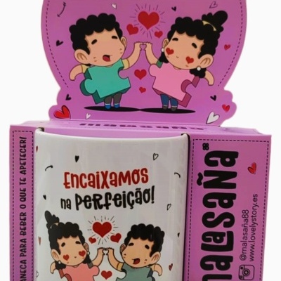 Caneca branca com desenho de casal e texto 'Encaixamos na PERFeição!' em embalagem rosa
