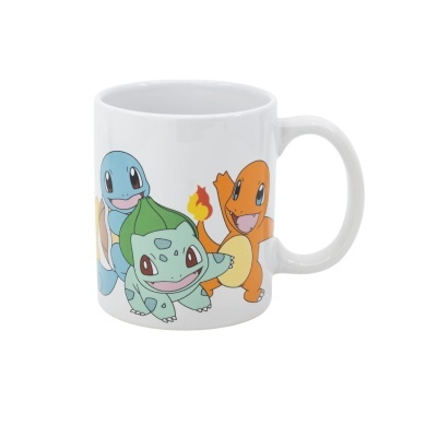 Caneca branca de cerâmica com três personagens de desenhos animados coloridos.