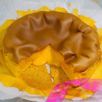 Bolo amarelo com queijo derretido no centro