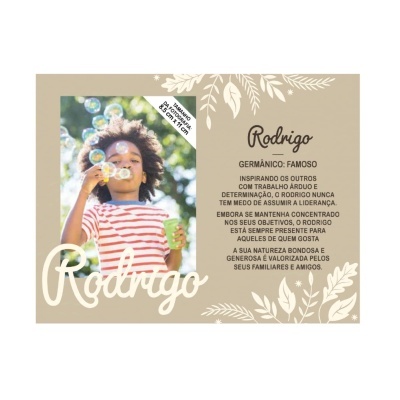 Cartão com foto de criança e texto descritivo sobre Rodrigo em fundo bege com padrão floral branco