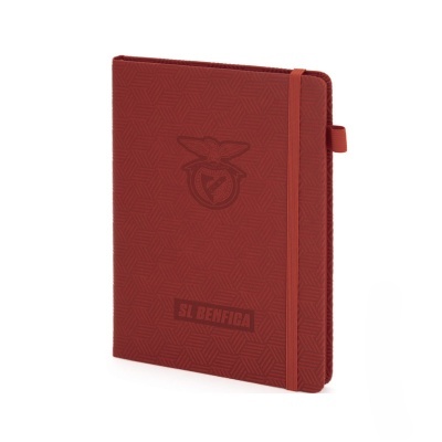 Caderno rígido vermelho com padrão geométrico e logótipo do SL Benfica