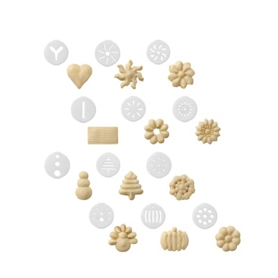 Conjunto de cortadores de biscoitos e biscoitos moldados em fundo branco