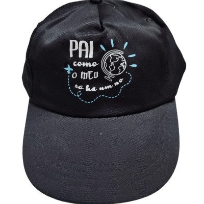 Boné preto com bordado 'PAI como o meu só há um' e ilustração do planeta Terra