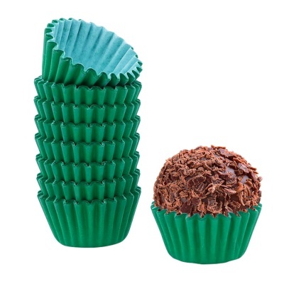 Forminhas de papel verdes com doce tipo brigadeiro coberto de lascas de chocolate