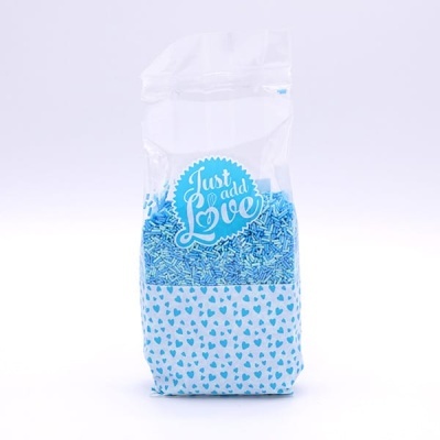 Saco de confetis azuis com etiqueta 'Just add Love'