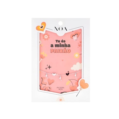 pulseira de aço com design decorativo e frase em cartão rosa