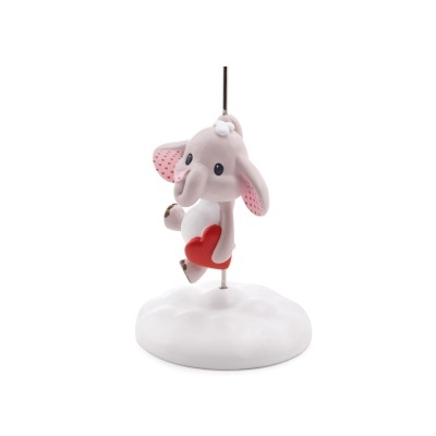 Figura decorativa de elefante cor-de-rosa segurando um coração vermelho em base branca em forma de nuvem