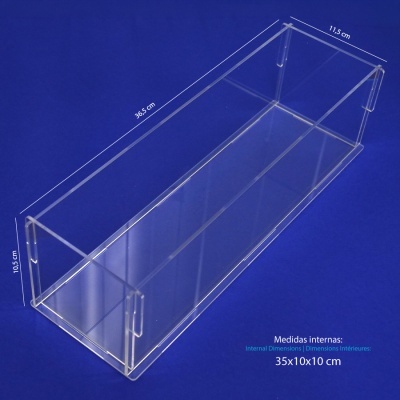 Organizador transparente em acrílico retangular com medidas internas 35x10x10 cm sobre fundo azul