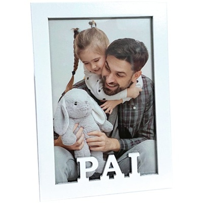 Moldura de foto branca com a palavra PAI e imagem de homem e criança com coelho de pelúcia