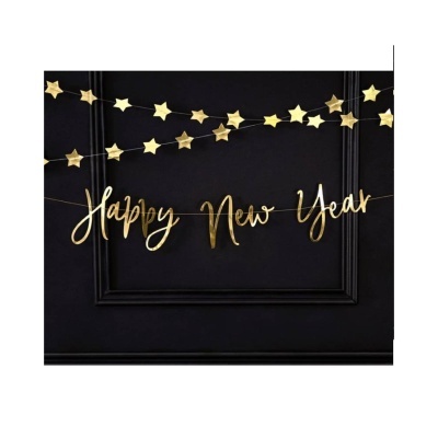 Decoração de festa com letras douradas a dizer 'Happy New Year' e guirlandas de estrelas douradas.
