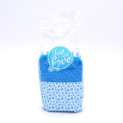 Pacote de granulado azul com etiqueta Just add Love e padrão de corações azuis