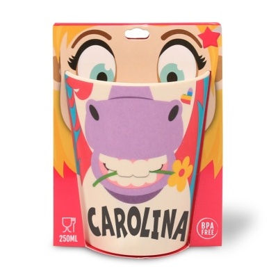 Copo plástico colorido com design de hipopótamo e nome Carolina