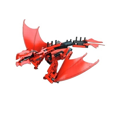 Dragão de brinquedo de construção vermelho e preto com asas aladas em fundo branco