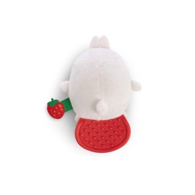 Pelúcia branca com detalhes vermelhos e verdes e personagem de morango