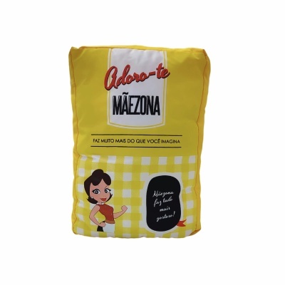 Almofada amarela com texto e ilustração, padrão xadrez branco