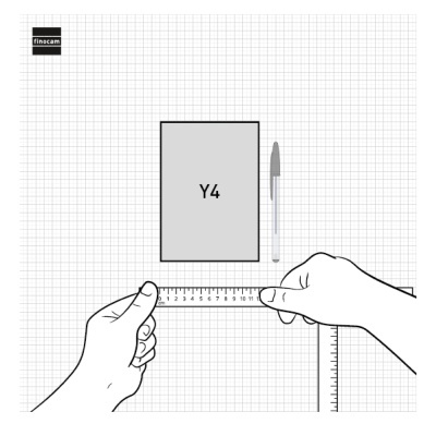 Bloco de papel marcado com Y4, mãos com régua, caneta e fundo quadriculado.