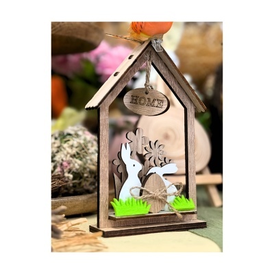 Decoração em madeira em forma de casinha com coelho e ovos decorativos