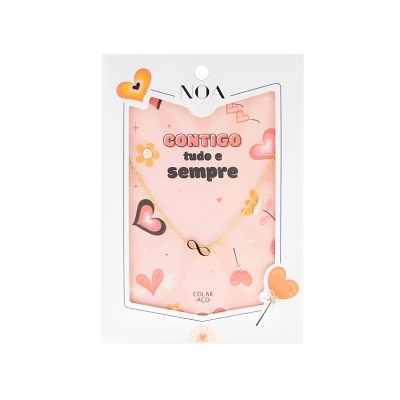 Colar dourado com pendente infinito em embalagem com corações e texto