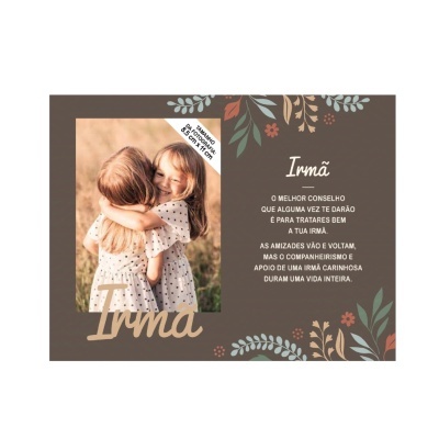Quadro decorativo castanho com foto de duas meninas abraçando-se e texto sobre irmãs