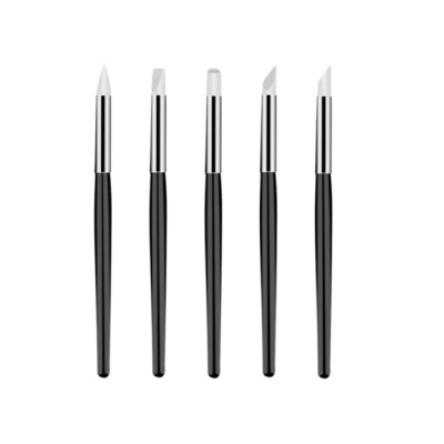 Conjunto de cinco pincéis de silicone com cabos pretos e hastes metálicas.