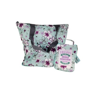 Saco de ombro e carteira com padrão floral azul claro e lilás com texto em carteira