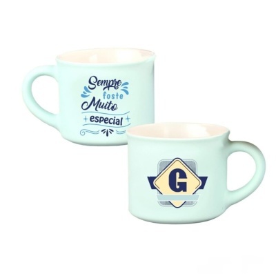 Duas canecas de cerâmica verde claro com frases e letras decorativas