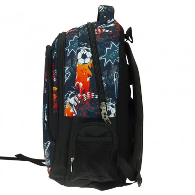 Mochila preta com padrão de bolas de futebol em chamas e bolso frontal em rede