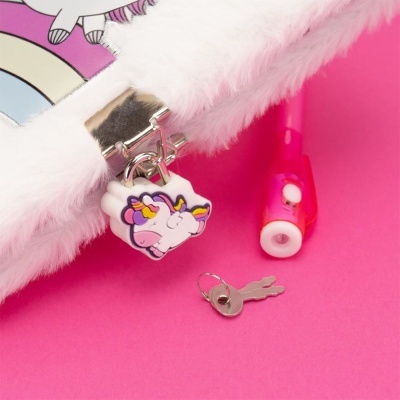 Carteira peluda branca com fecho metálico e pingente de unicórnio, caneta rosa e fundo rosa