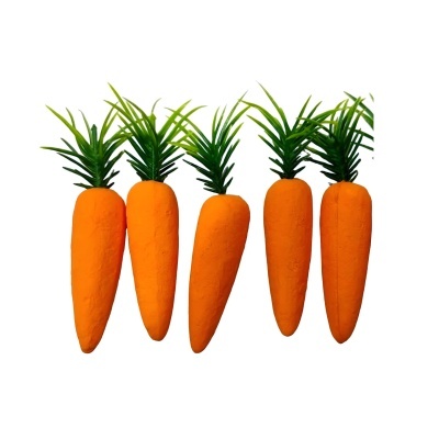 Cinco cenouras artificiais alaranjadas com folhas verdes no topo