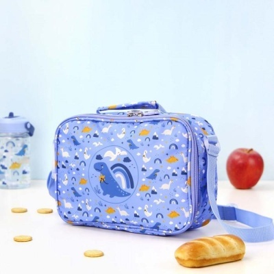 lancheira azul claro com padrão colorido com maçã, pão e moedas ao lado