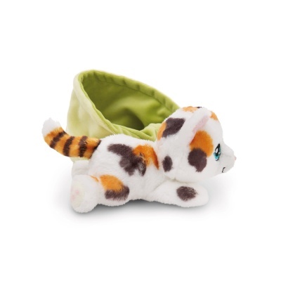 Peluche de gato branco com manchas castanhas e pretas, apoio em tecido verde