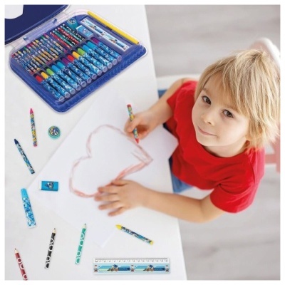 Criança a desenhar com estojo de desenho azul e lápis coloridos numa mesa branca