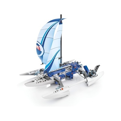 Barco de vela feito de blocos de construção com velas azuis e casco branco