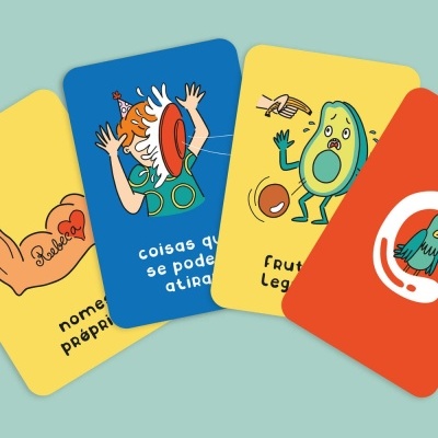 Cartas coloridas com ilustrações engraçadas e textos em português em fundo azul claro